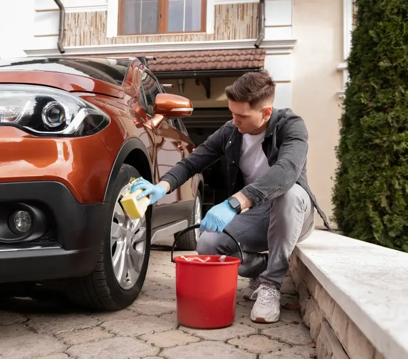 Lavage auto à domicile Azay-sur-Indre : professionnel intervenant sur un véhicule